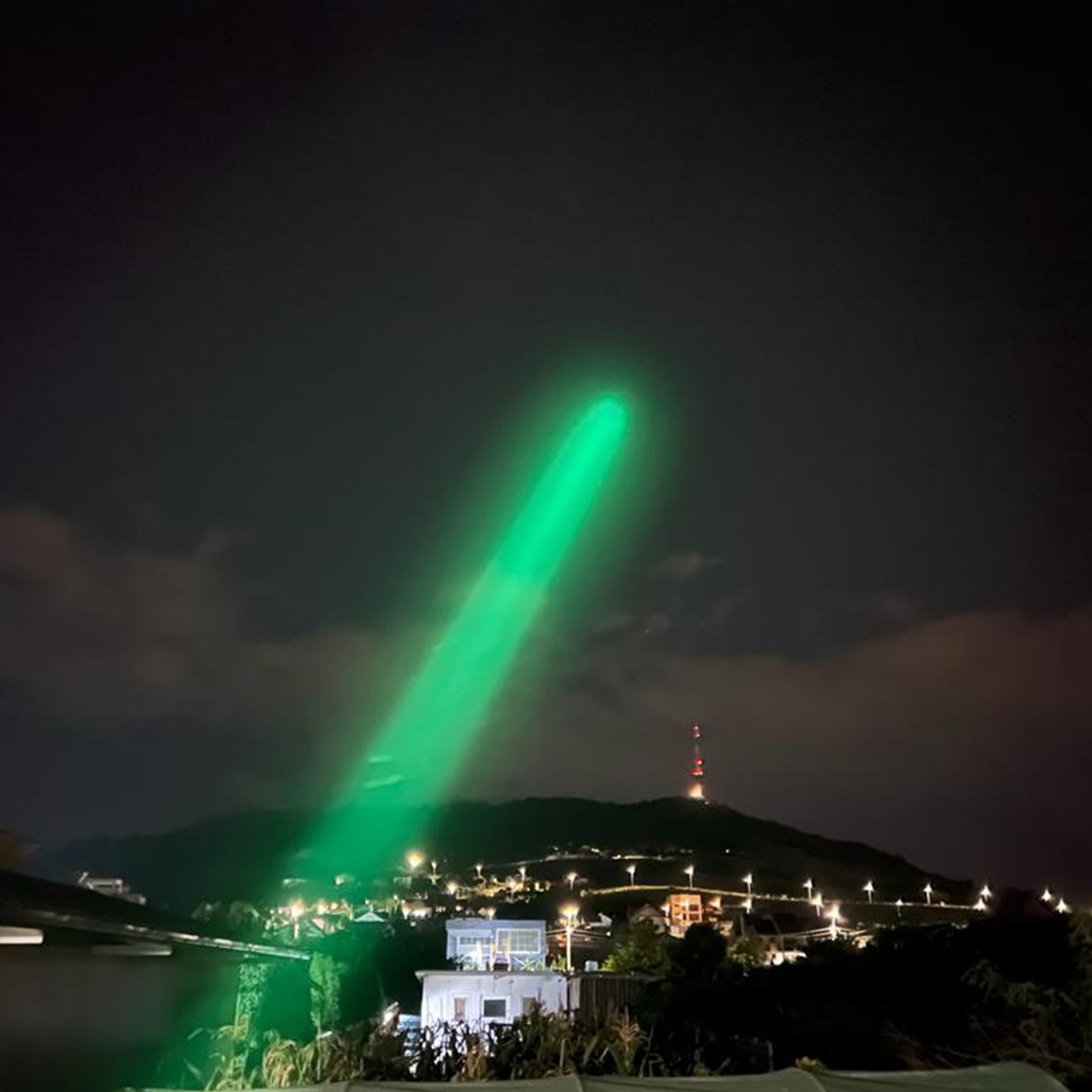 Lanterna PNI Adventure F750 Green Light din aluminiu, LED 10W, 500 lm, pana la 850 m, IP44, acumulator 4000mAh inclus, incarcare prin USB Type-C, lumina verde perfecta la vanatoare