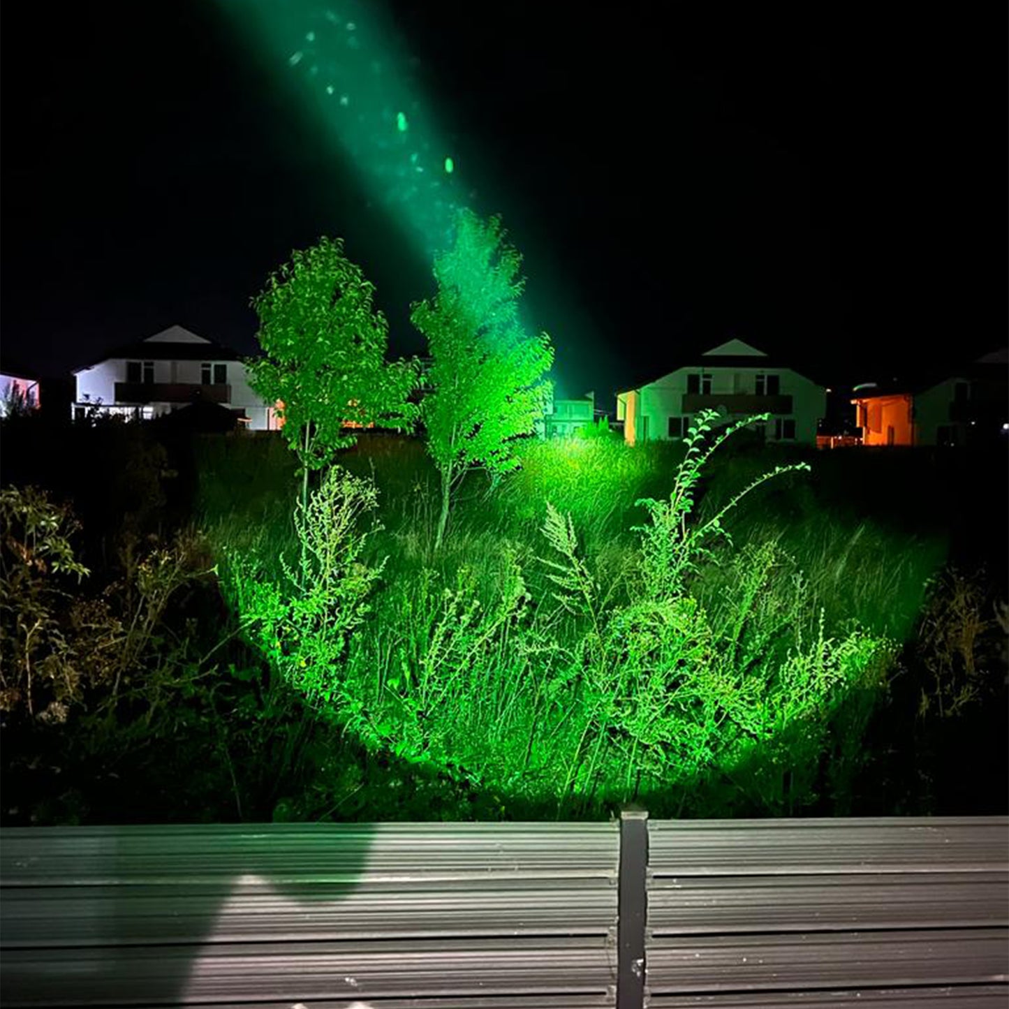 Pachet Lanterna PNI Adventure F750 Green Light din aluminiu si suport de montaj magnetic PNI FLM33