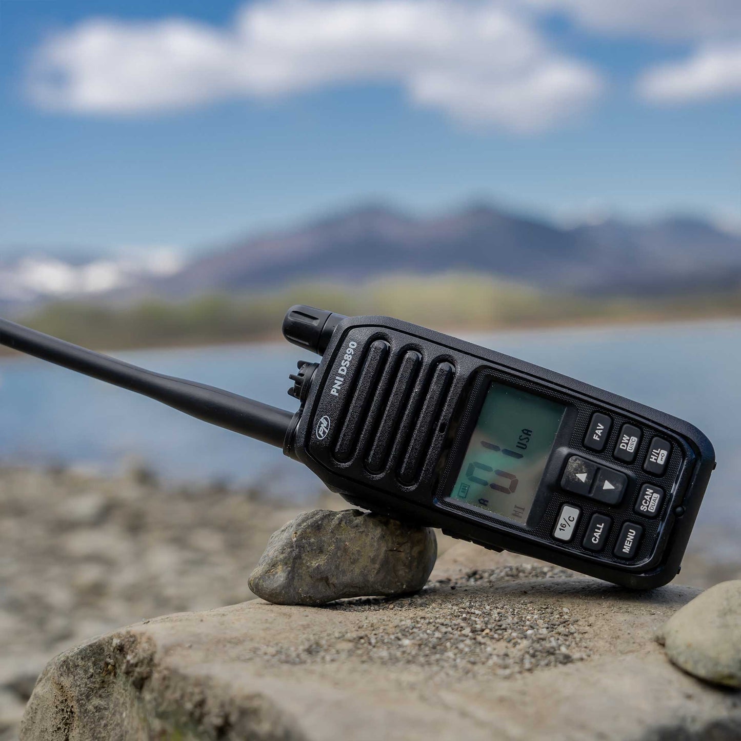 Statie radio maritima portabila PNI DS890 88 canale, 10 canale meteo, Squelch reglabil, Roger Beep, Dual Watch, Scan, Call, NRC, acumulator 1800mAh, IP67