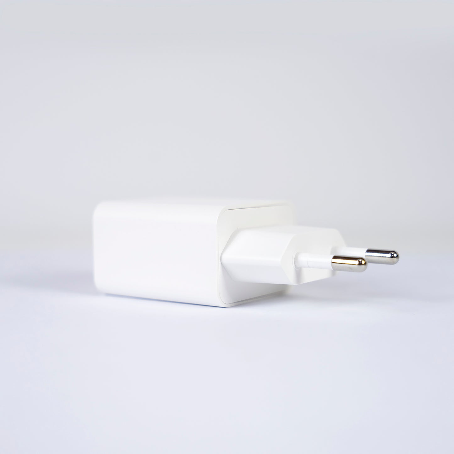 Pachet lanterna PNI Adventure F10 din aluminiu cu LED 6W, 500lm pana la 200m focus, cu acumulator si alimentator PNI CHG300 cu port USB C, QC3.0, PD3.0, PPS si port USB-A, 30W