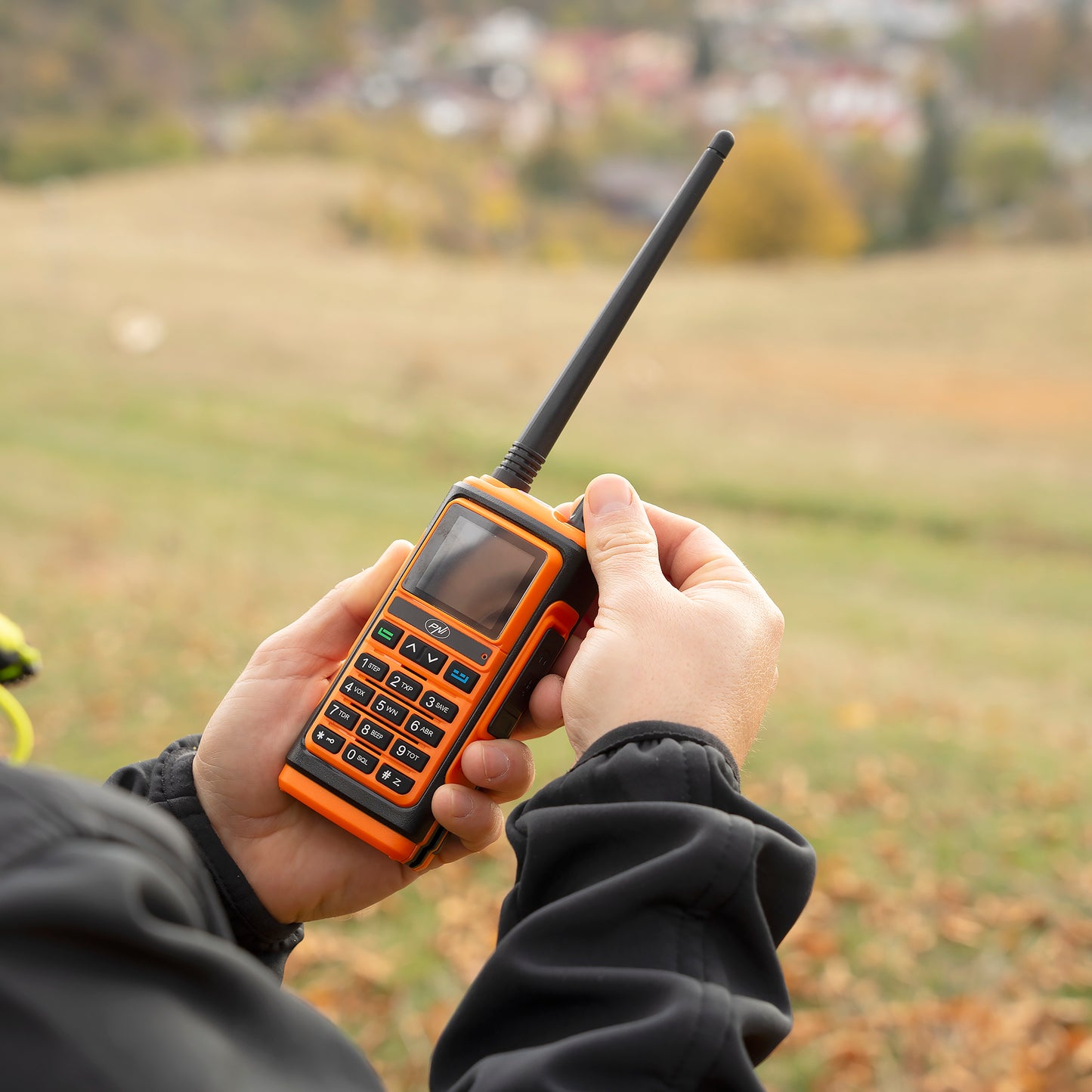 Statie radio portabila VHF/UHF PNI P17UV dual band 144-146MHz si 430-440MHz, 999CH, 1500mAh, Scan, Dual Watch, Roger Beep, functie Radio FM si lanterna semnalizare