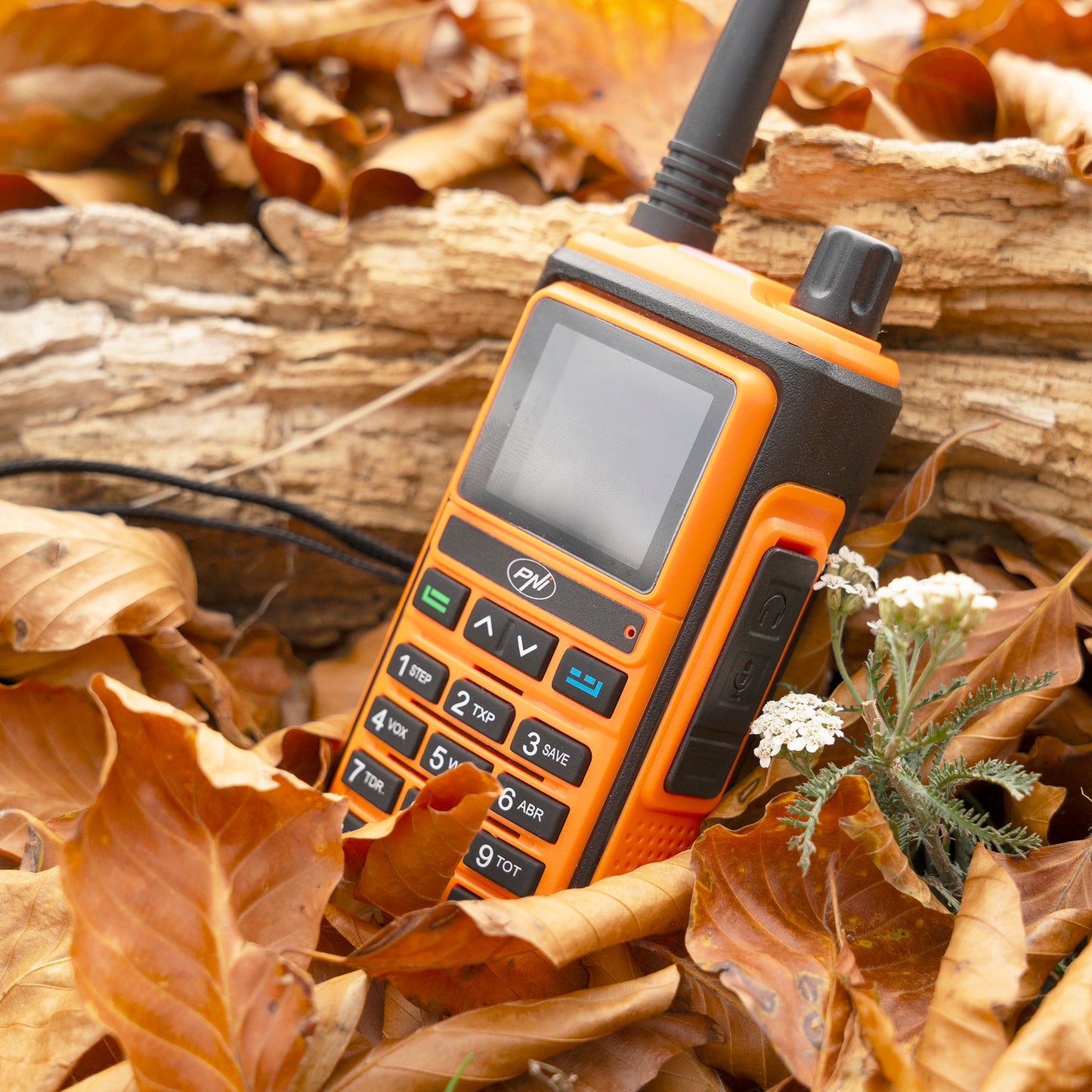 Statie radio portabila VHF/UHF PNI P17UV dual band 144-146MHz si 430-440MHz, 999CH, 1500mAh, Scan, Dual Watch, Roger Beep, functie Radio FM si lanterna semnalizare