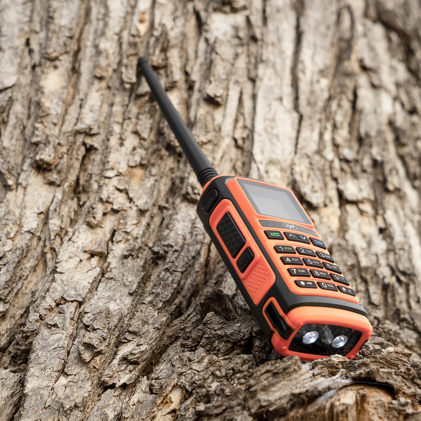 Statie radio portabila VHF/UHF PNI P17UV dual band 144-146MHz si 430-440MHz, 999CH, 1500mAh, Scan, Dual Watch, Roger Beep, functie Radio FM si lanterna semnalizare