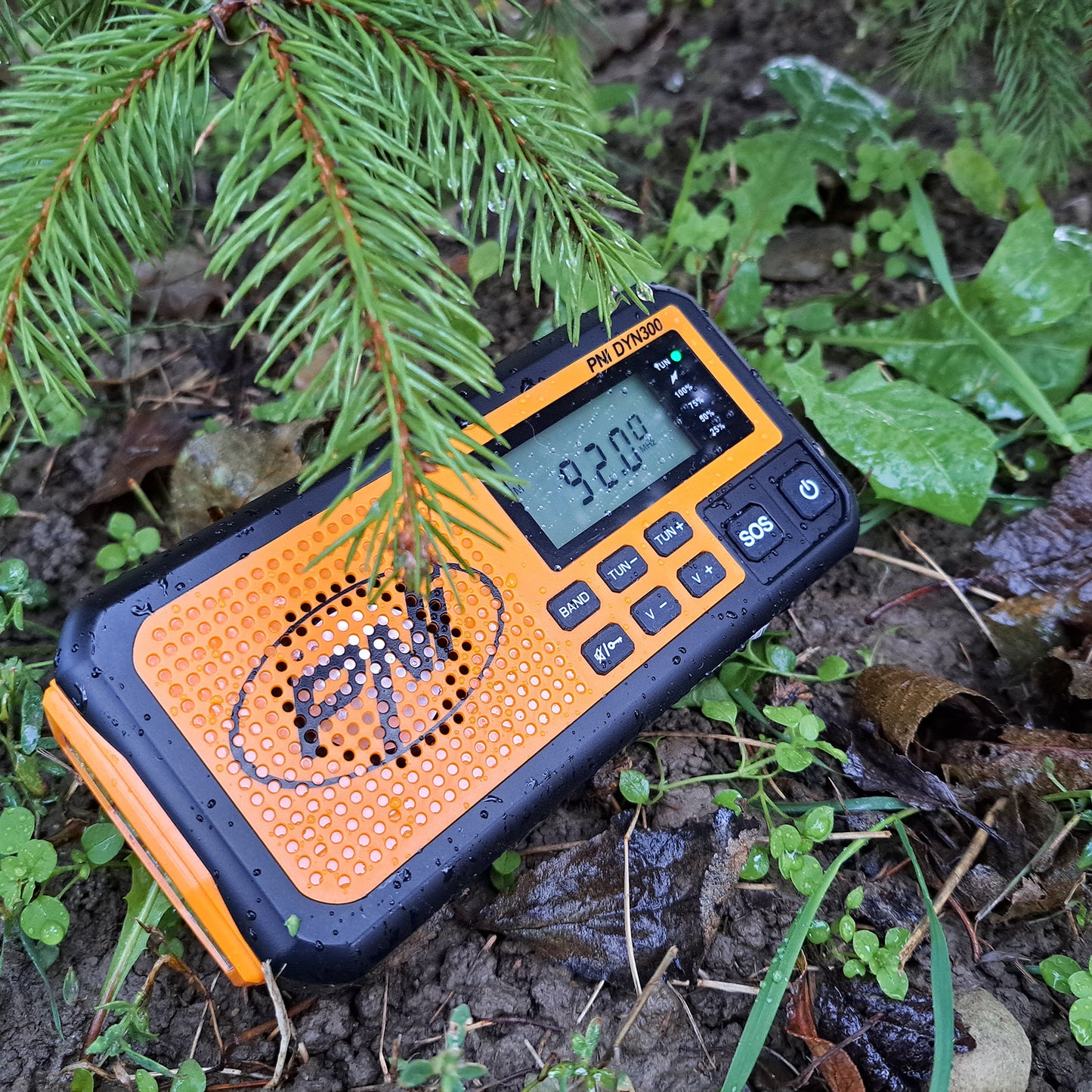 Radio portabil PNI DYN300 cu dinam, incarcare solara, lanterna, powerbank 4000 mAh, SOS, IPX3, orange