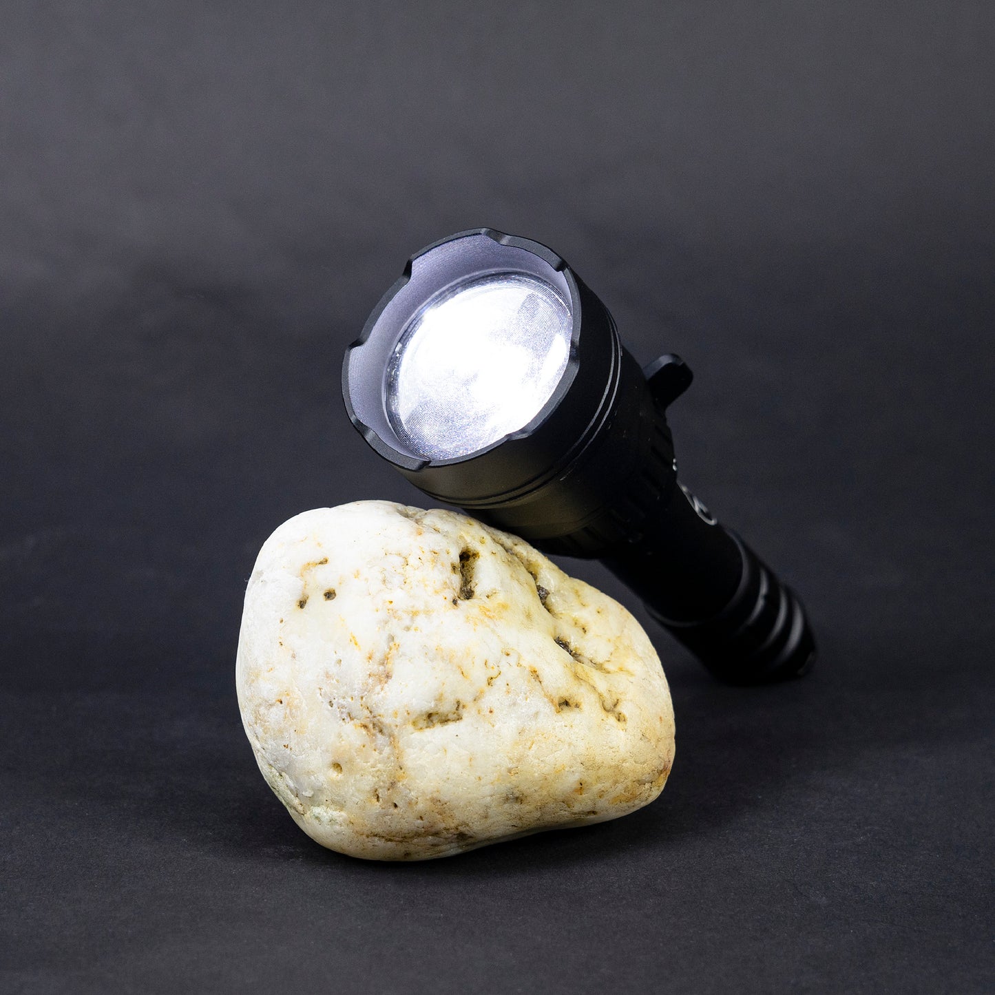 Lanterna PNI Adventure F300 cu LED in 3 culori, alb, rosu, verde, max. 10W, IPX6, distanta 536 m, flux luminos 540 lm, acumulator 18650 3000mAh inclus, incarcator pentru acumulator inclus, functie zoom si dimming