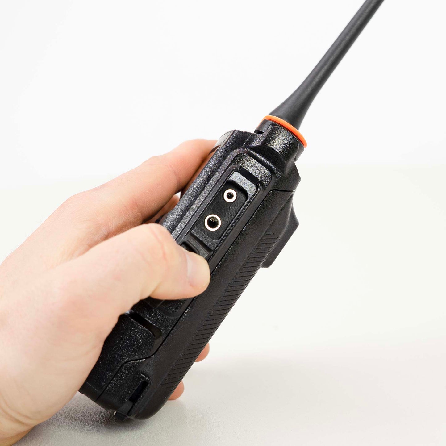 Statie radio portabila VHF/UHF PNI P16UV 999 canale, dual band TX si 6 benzi RX, transmisie VOX, Scan, Radio FM, canale meteo, Li-Ion 2600 mAh