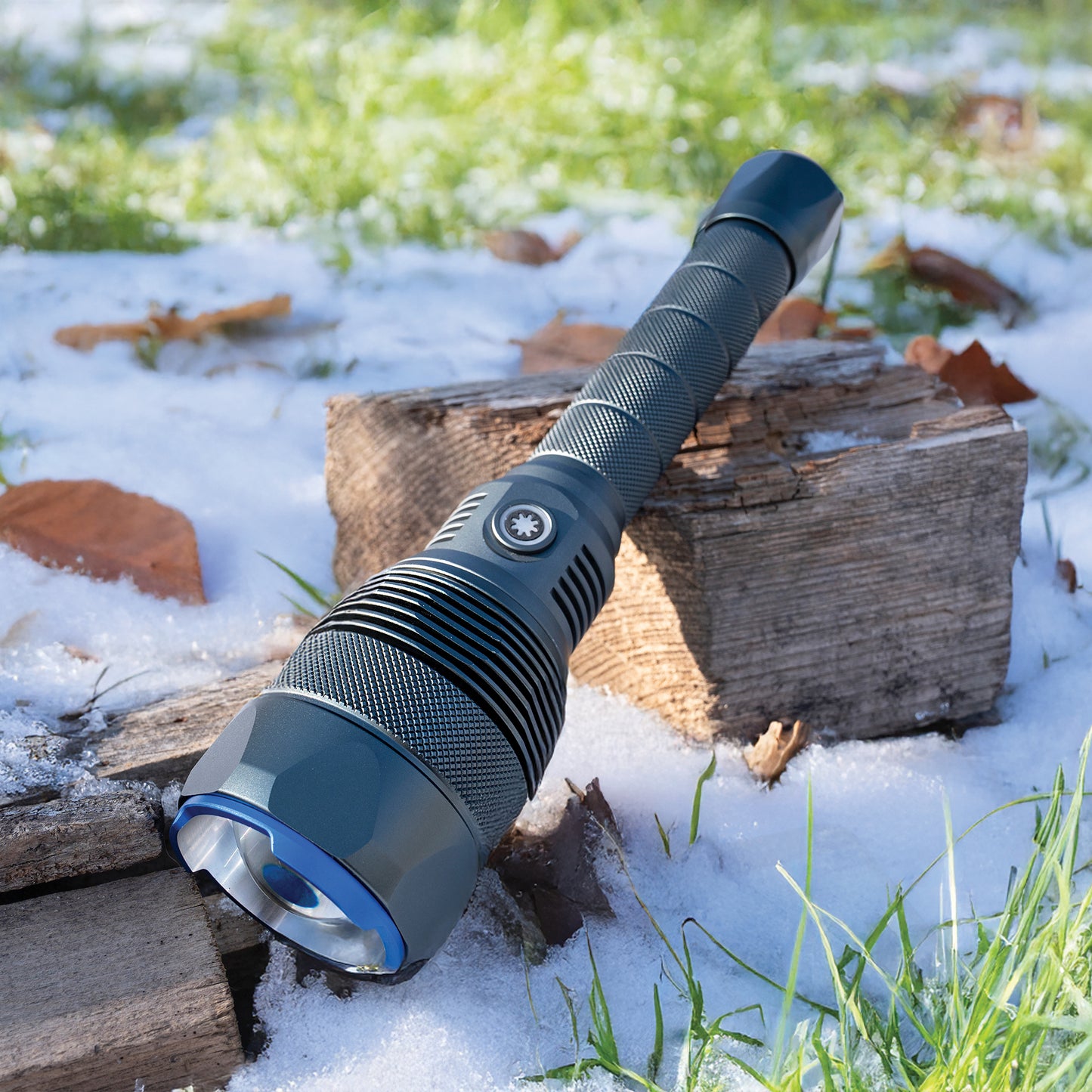 Lanterna PNI Adventure F810 cu LED 138 W, 3 niveluri iluminare plus Turbo, 12000 lumeni, zoom, pana la 250 m, acumulator 5000 mAh, IPX7, functie Power BanK