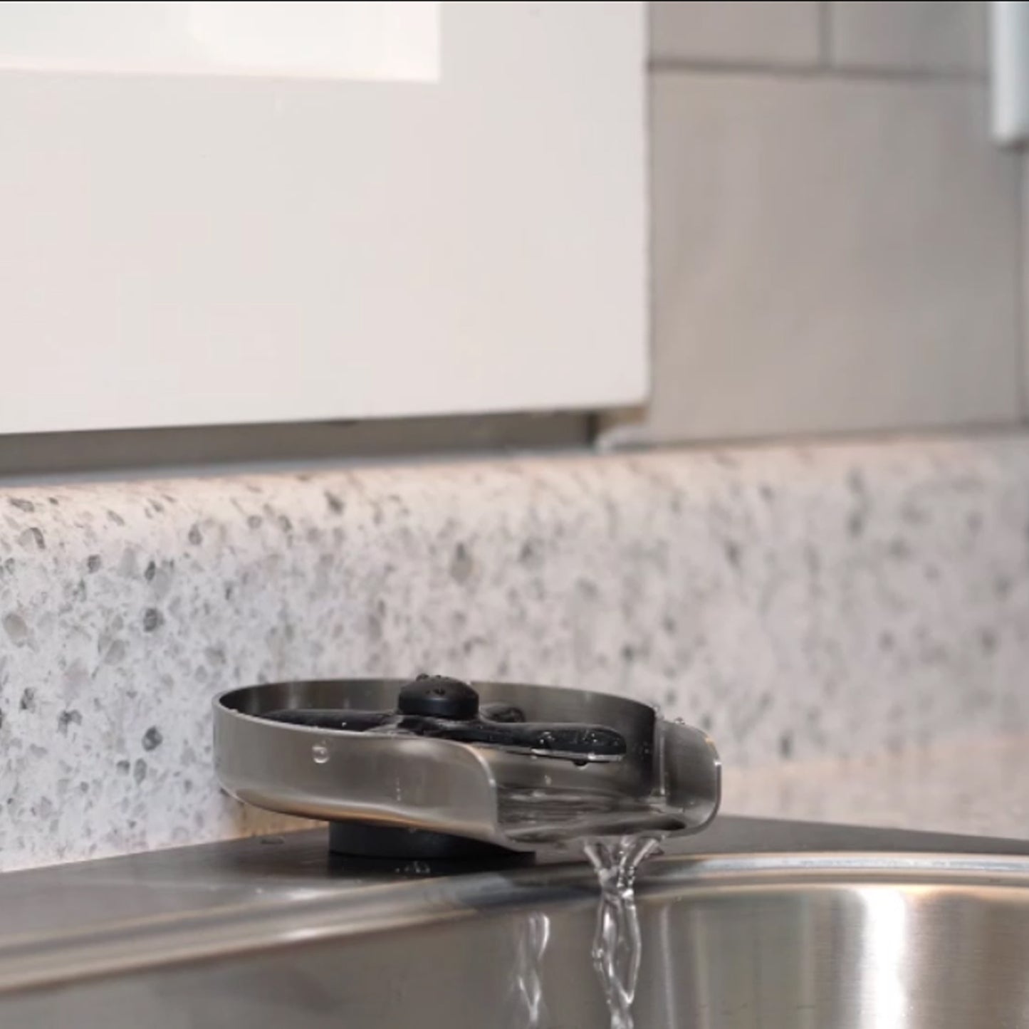 Dispozitiv spalare pahare PNI GW200 pentru bar, restaurant, bucatarie, clatire si spalare rapida, jet cu presiune, racord flexibil inclus, plastic ABS si otel inoxidabil, negru