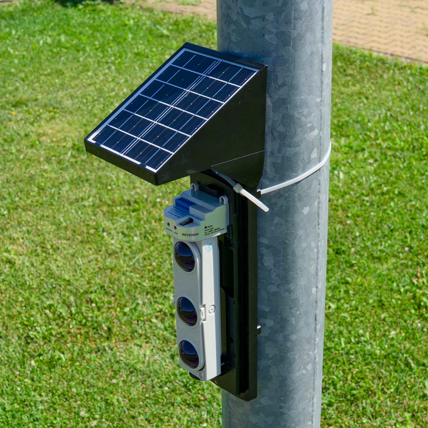 Bariera perimetrala IR PNI BP200S pana la 200m, 3 fascicule IR, alimentare solara, 4000 mAh, conexiune wireless, negru