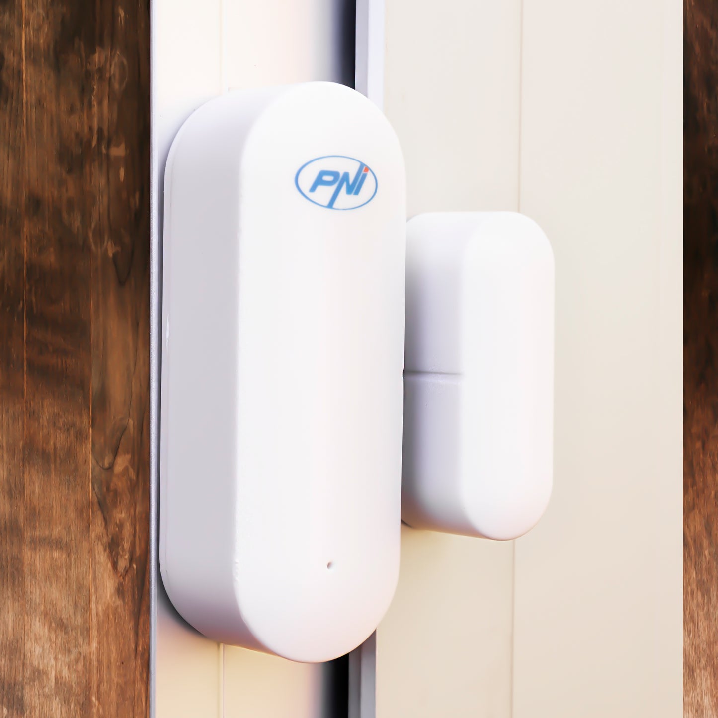 Contact magnetic inteligent PNI Safe House PG07 pentru monitorizare usi si ferestre prin internet, compatibil cu aplicatia Tuya, stand alone sau asociat la sistemul de alarma PNI PG600, PNI HS650 si HS600