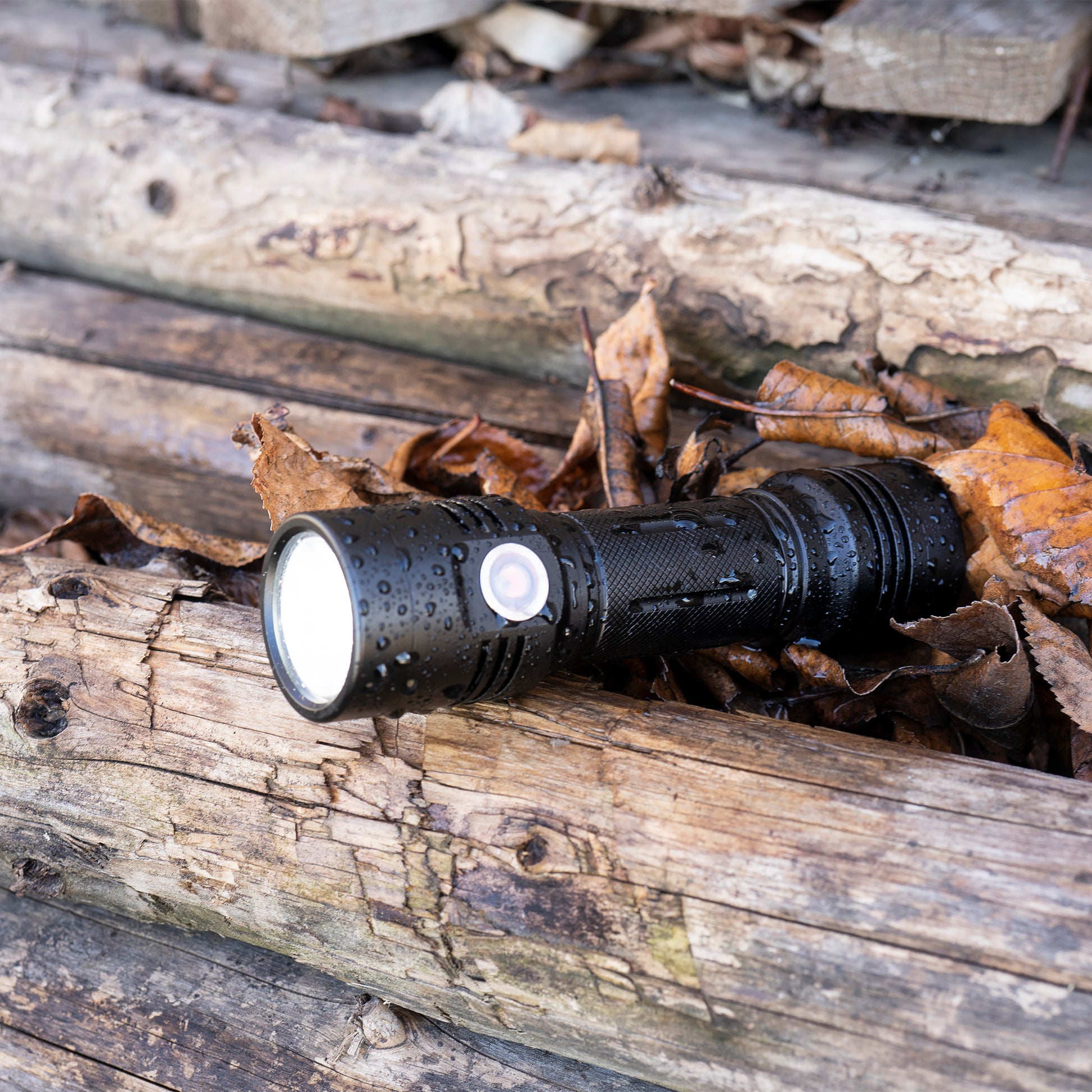 Lanterna dubla PNI Adventure F200 din aluminiu cu LED, acumulator 4000mAh si port micro USB, 3 LED-uri cu deschidere mare si unul cu focus, ambele au 3 niveluri de putere