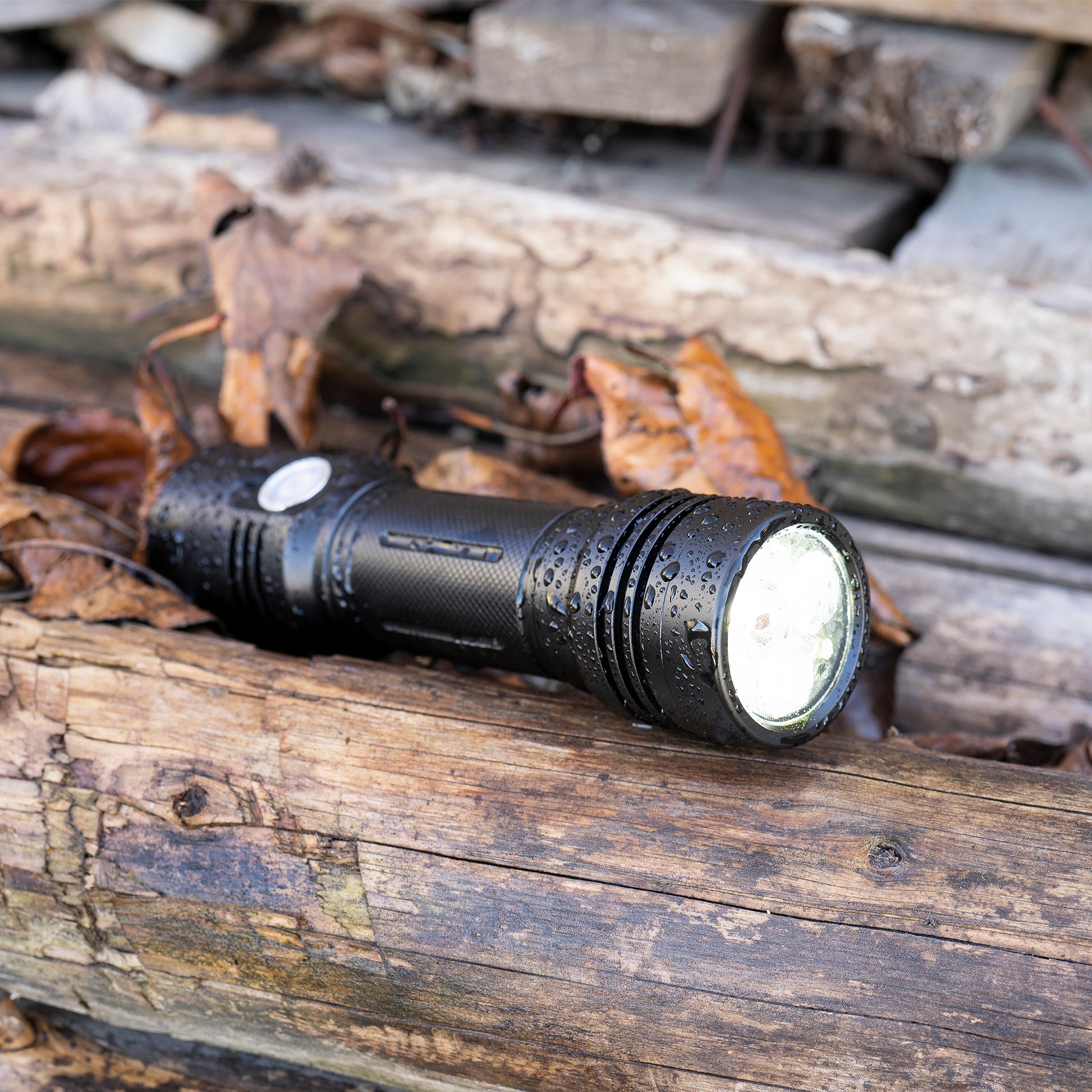Lanterna dubla PNI Adventure F200 din aluminiu cu LED, acumulator 4000mAh si port micro USB, 3 LED-uri cu deschidere mare si unul cu focus, ambele au 3 niveluri de putere