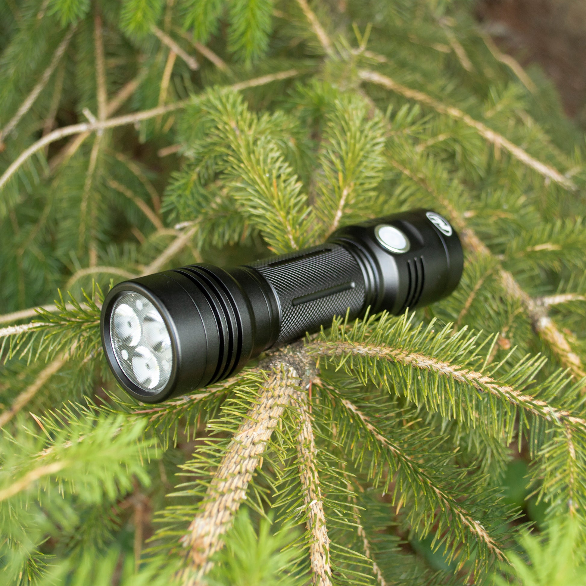 Lanterna dubla PNI Adventure F200 din aluminiu cu LED, acumulator 4000mAh si port micro USB, 3 LED-uri cu deschidere mare si unul cu focus, ambele au 3 niveluri de putere