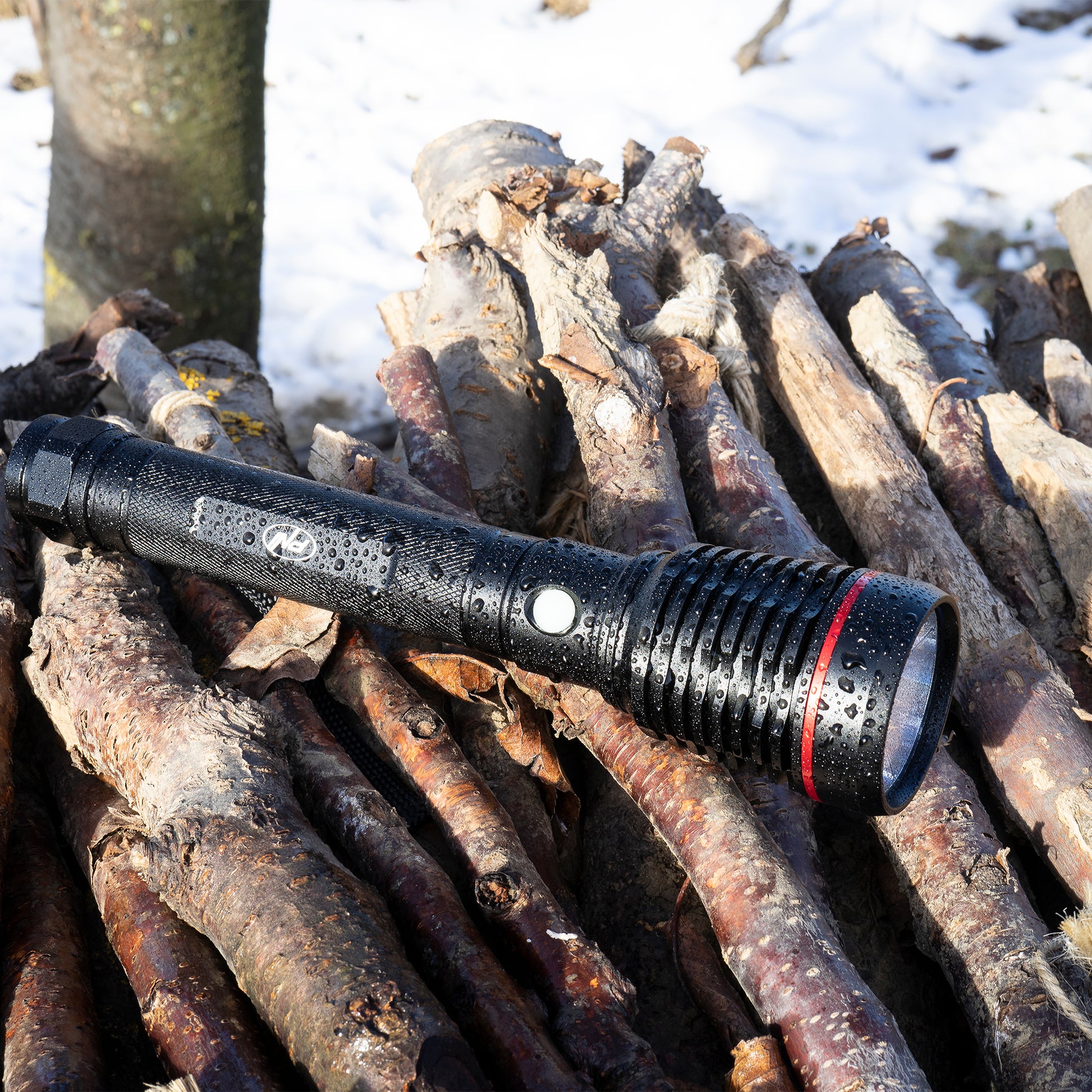 Pachet lanterna PNI Adventure F420 din aluminiu cu LED 10W, 1000lm, pana la 420m, cu 2 acumulatori inclusi, 8000 mAh tip 26650 si alimentator PNI CHG300 cu port USB C, QC3.0, PD3.0, PPS si port USB-A, 30W