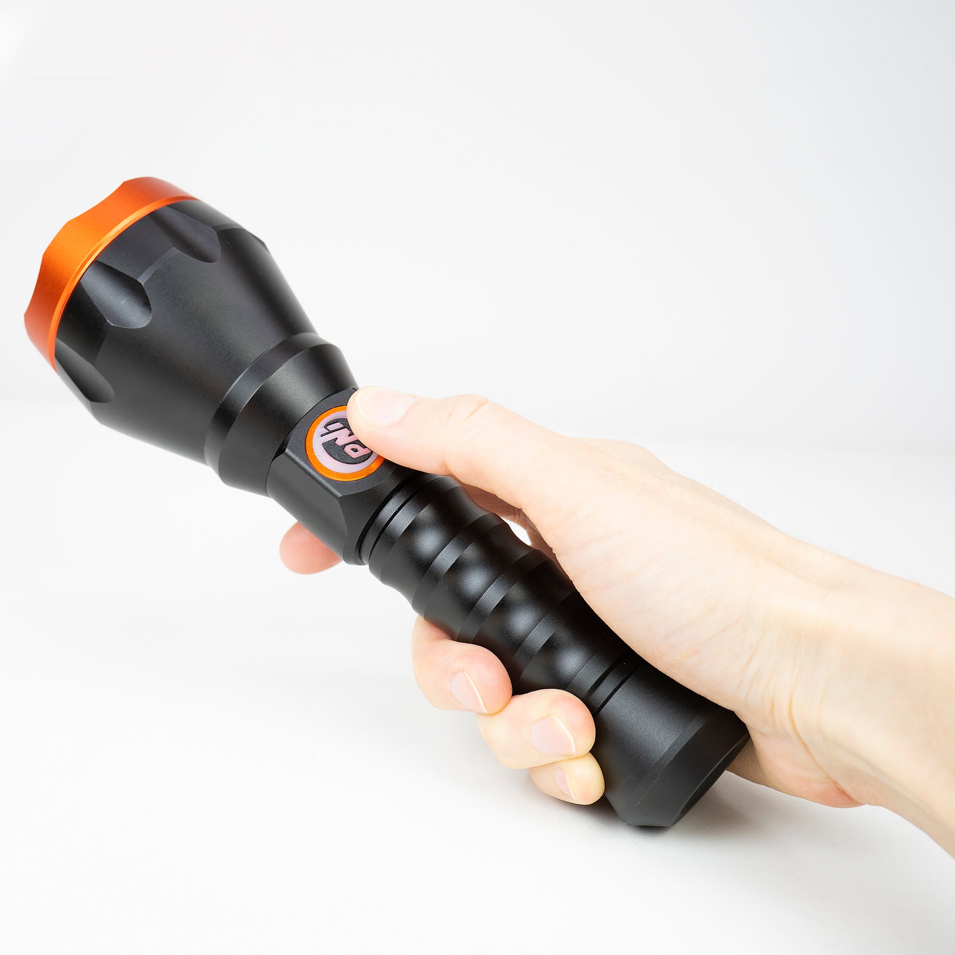 Lanterna PNI Adventure F550 Crystal LED, 10W, din aluminiu, 2500lm, pana la 700m, 4000mAh, IPX6, cu alimentator PNI CHG300 inclus