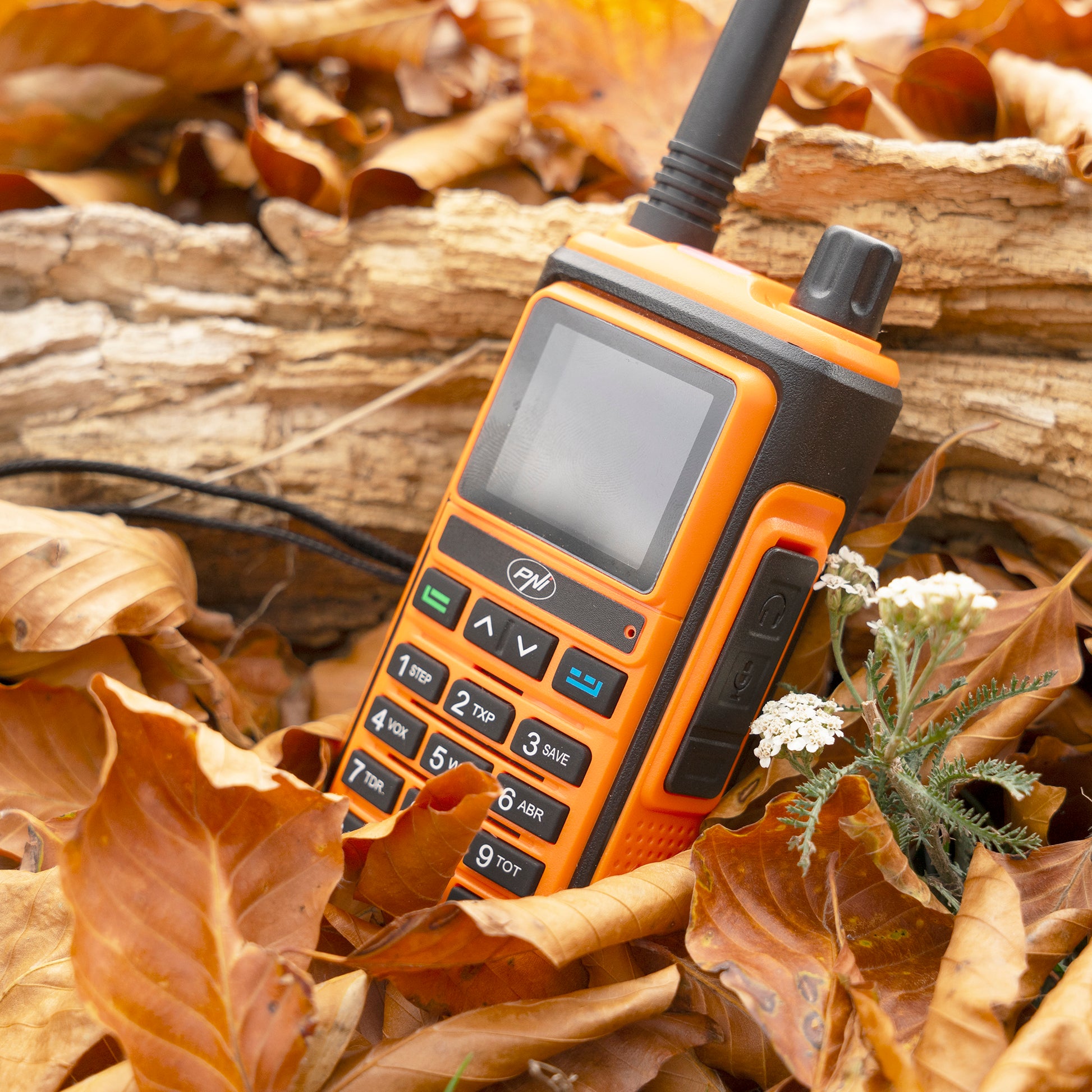Statie radio portabila VHF/UHF PNI P17UV dual band 144-146MHz si 430-440MHz, 999CH, 1500mAh, Scan, Dual Watch, Roger Beep, functie Radio FM si lanterna semnalizare