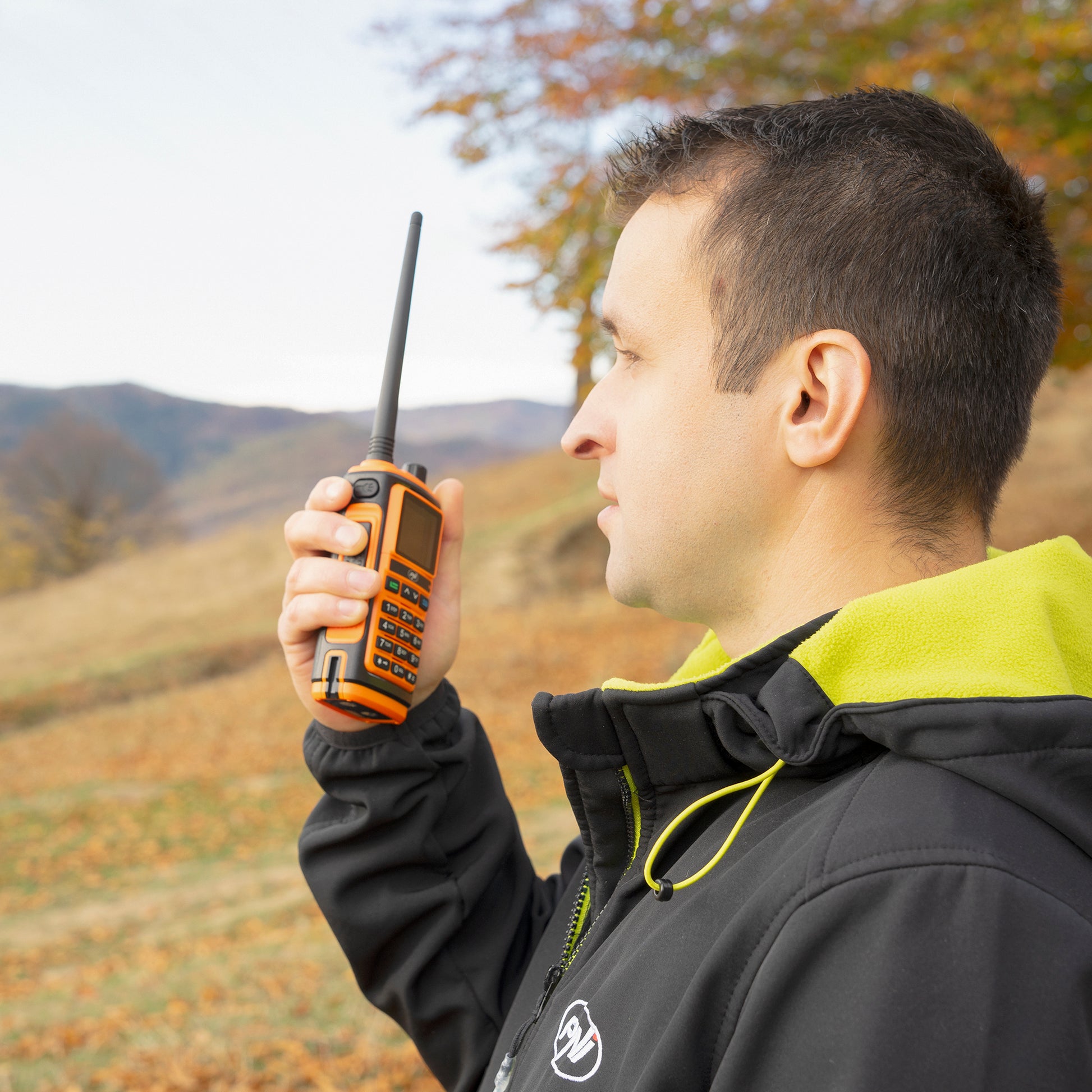 Statie radio portabila VHF/UHF PNI P17UV dual band 144-146MHz si 430-440MHz, 999CH, 1500mAh, Scan, Dual Watch, Roger Beep, functie Radio FM si lanterna semnalizare