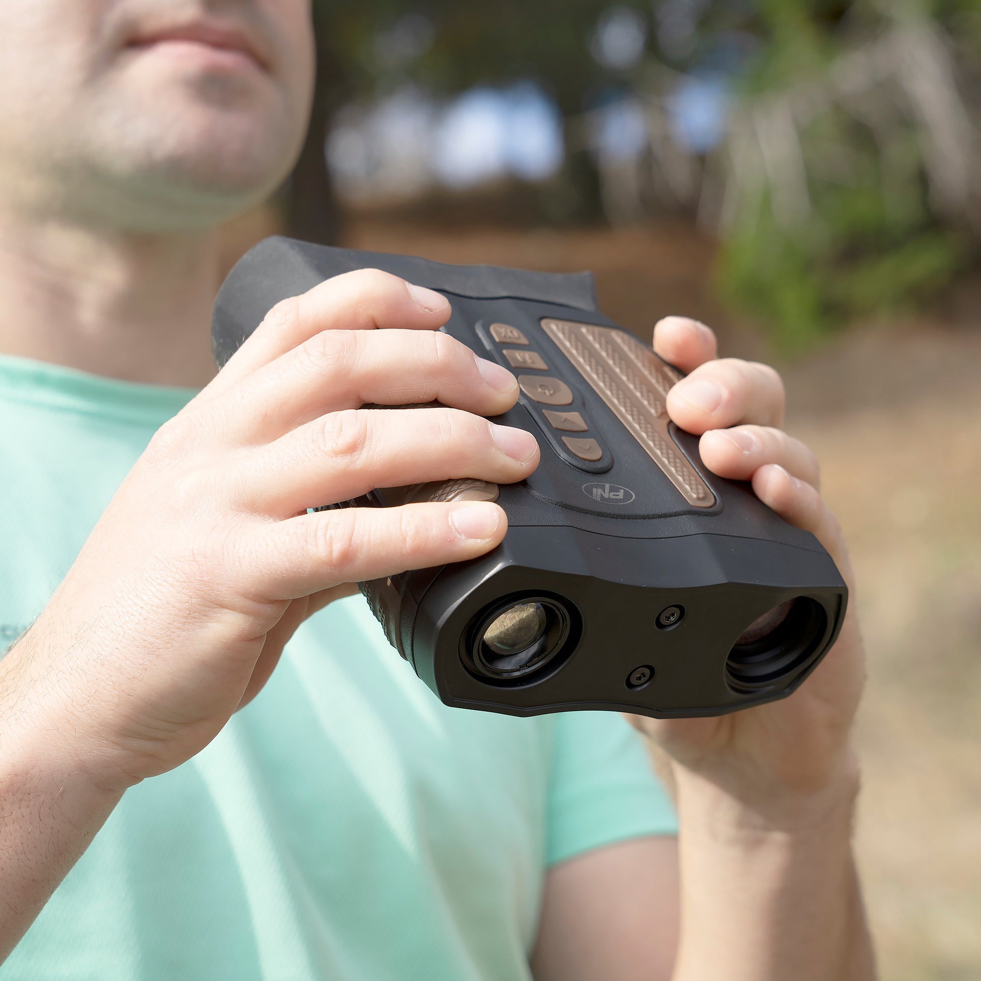 Binoclu digital pentru vanatoare PNI Hunting BH800, zoom 18X, 10x optic + 8X digital, infrared night vision, functioneaza si noaptea