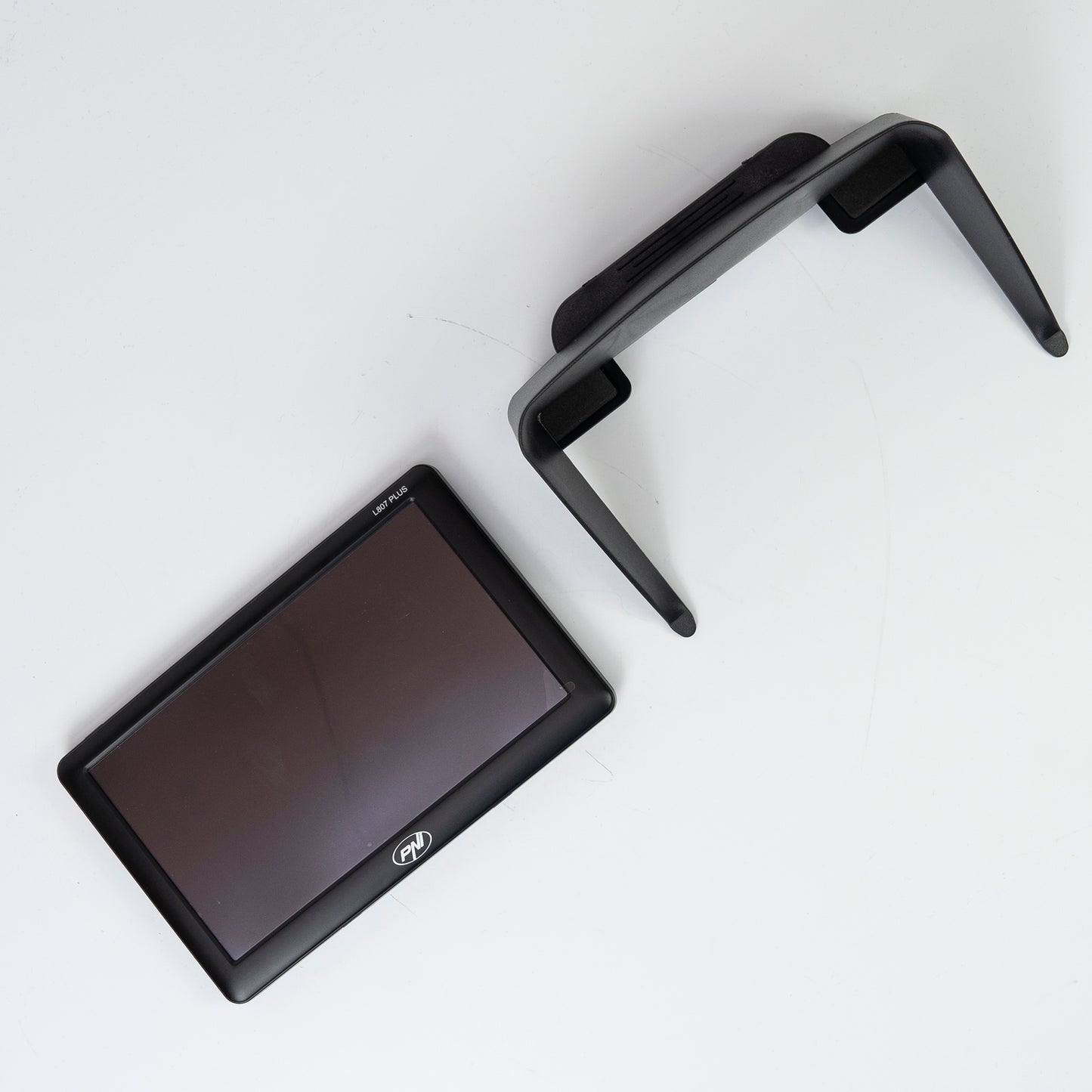 Sistem de navigatie GPS PNI L807 PLUS ecran 7 inch, 800 MHz, 256MB DDR, 8GB memorie interna, cu parasolar inclus