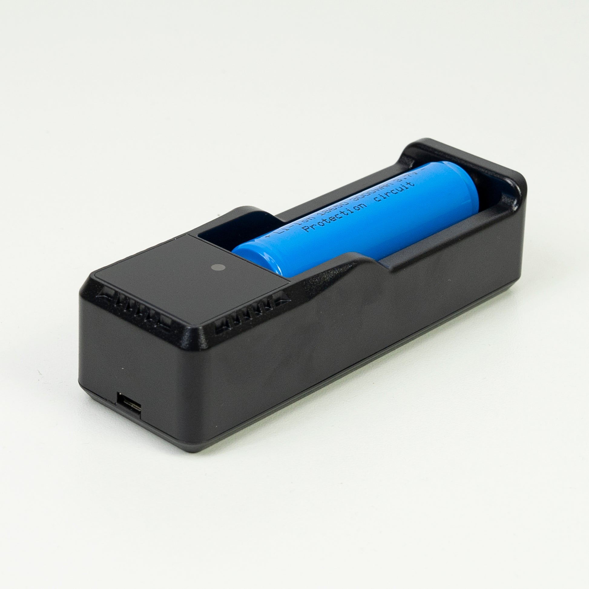 Lanterna PNI Adventure F300 cu LED in 3 culori, alb, rosu, verde, max. 10W, IPX6, distanta 536 m, flux luminos 540 lm, acumulator 18650 3000mAh inclus, incarcator pentru acumulator inclus, functie zoom si dimming