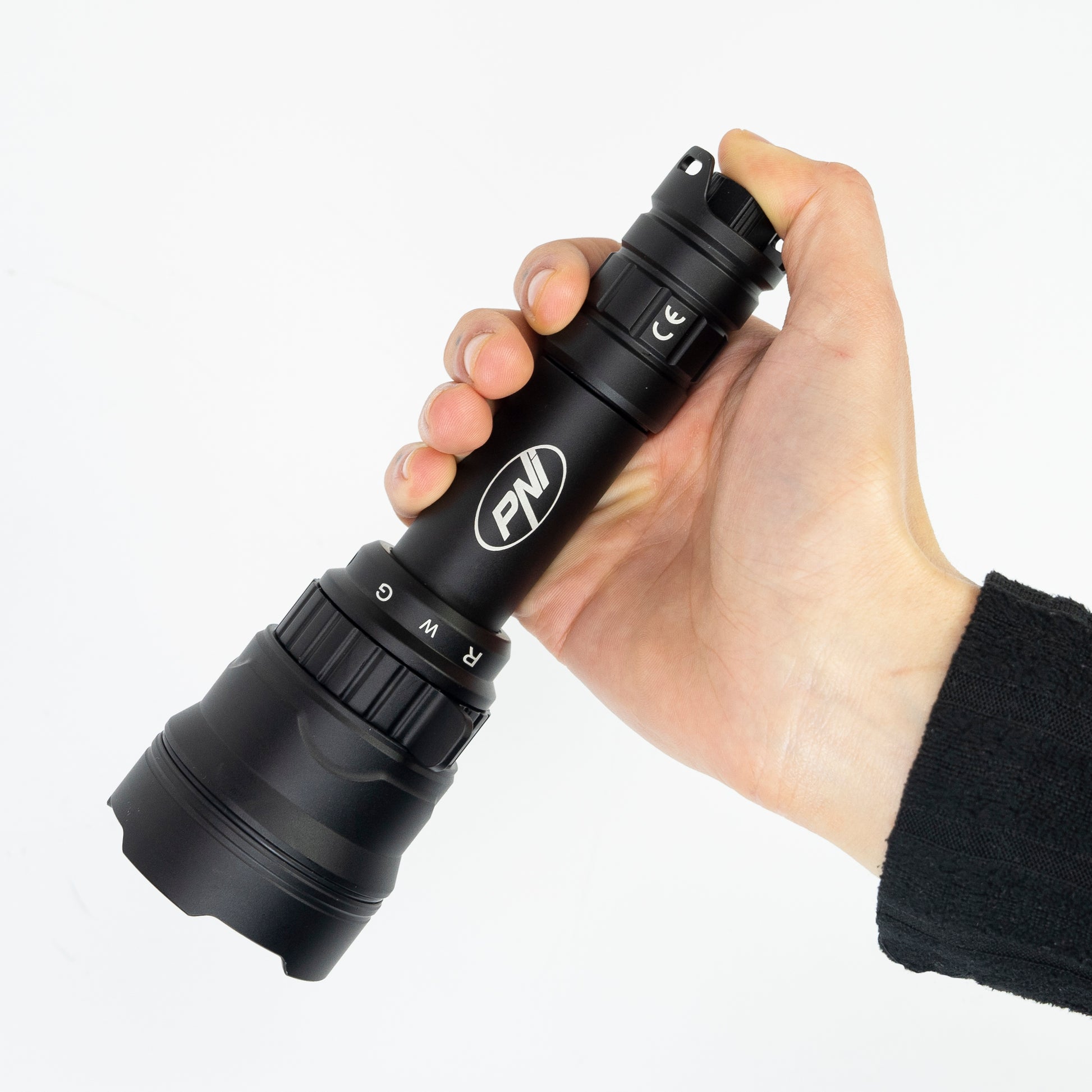 Lanterna PNI Adventure F300 cu LED in 3 culori, alb, rosu, verde, max. 10W, IPX6, distanta 536 m, flux luminos 540 lm, acumulator 18650 3000mAh inclus, incarcator pentru acumulator inclus, functie zoom si dimming