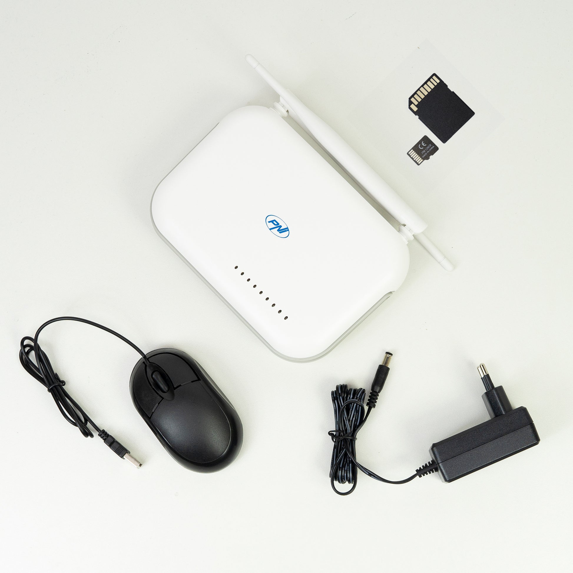Pachet NVR wireless PNI House WIFI800, 8 canale 5MP sau 4 canale 4K 8MP, prompt vocal si card de memorie MicroSD PNI 128GB inclus