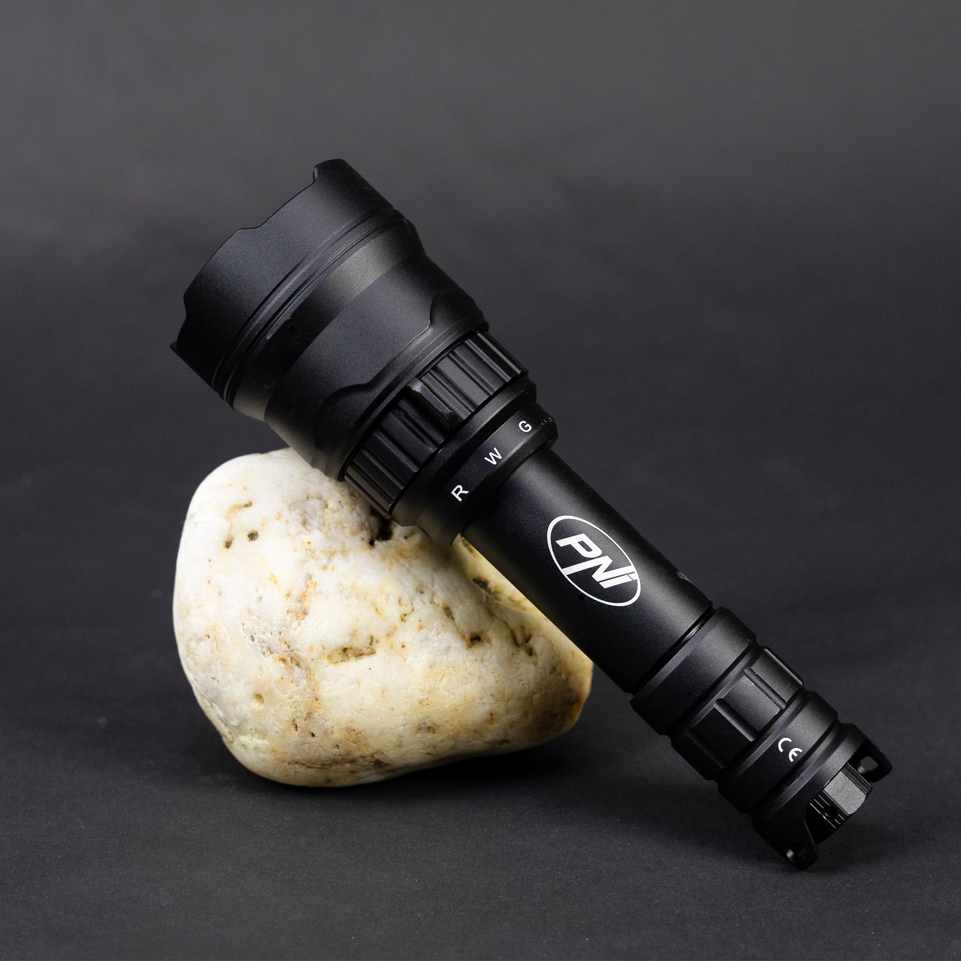 Lanterna PNI Adventure F300 cu LED in 3 culori, alb, rosu, verde, max. 10W, IPX6, distanta 536 m, flux luminos 540 lm, acumulator 18650 3000mAh inclus, incarcator pentru acumulator inclus, functie zoom si dimming