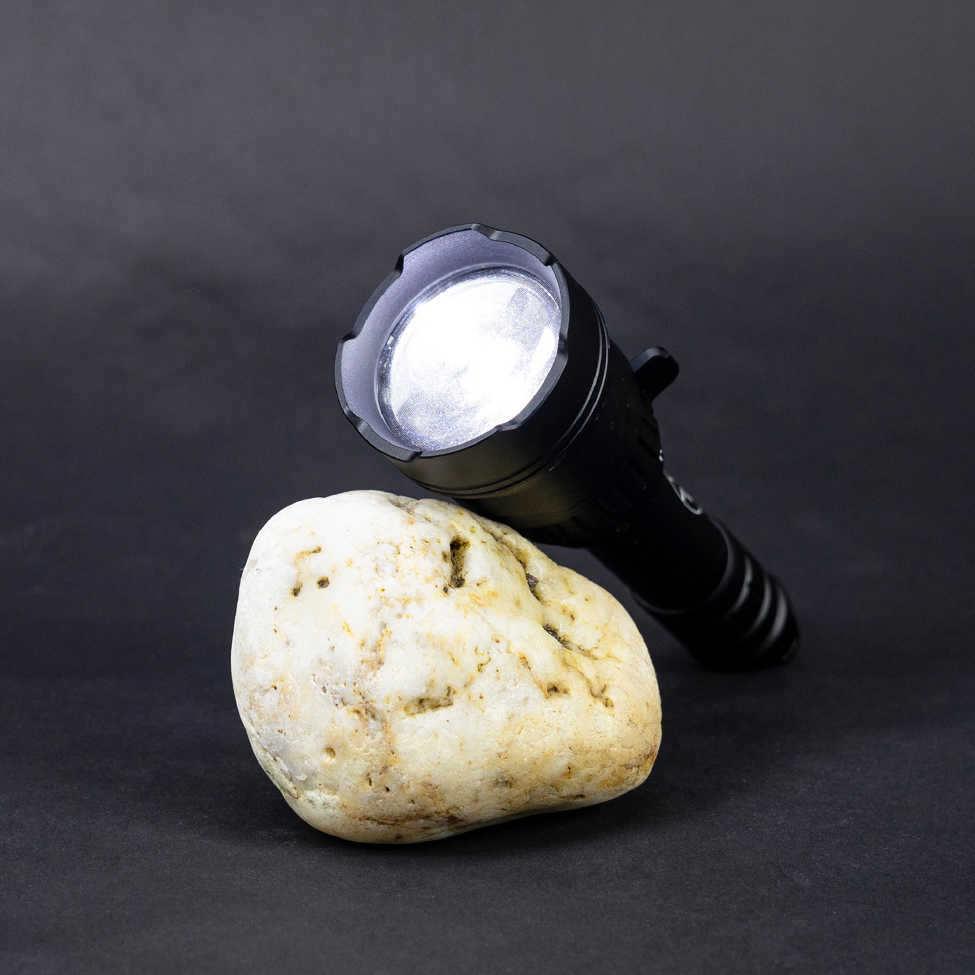 Lanterna PNI Adventure F300 cu LED in 3 culori, alb, rosu, verde, max. 10W, IPX6, distanta 536 m, flux luminos 540 lm, acumulator 18650 3000mAh inclus, incarcator pentru acumulator inclus, functie zoom si dimming