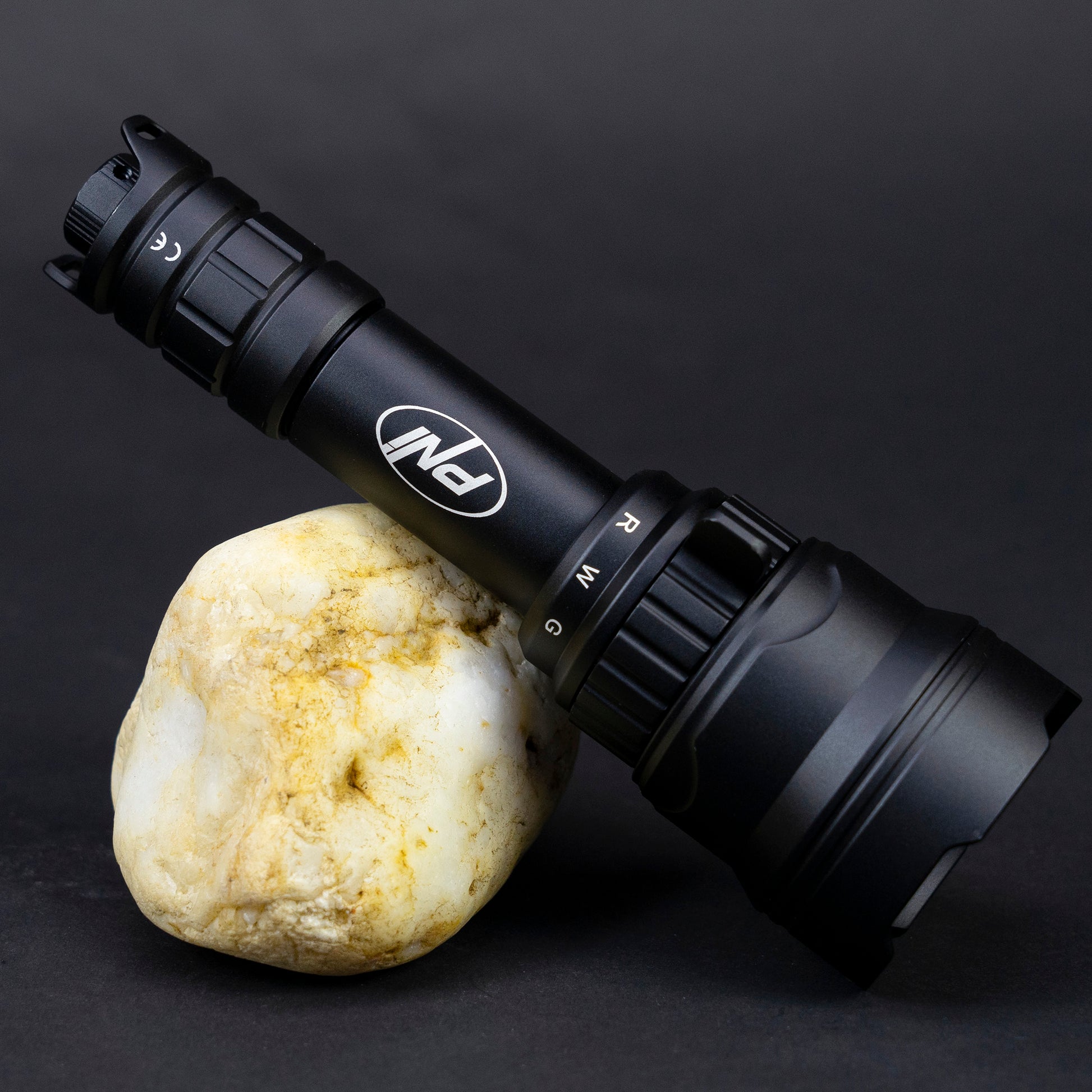 Lanterna PNI Adventure F300 cu LED in 3 culori, alb, rosu, verde, max. 10W, IPX6, distanta 536 m, flux luminos 540 lm, acumulator 18650 3000mAh inclus, incarcator pentru acumulator inclus, functie zoom si dimming