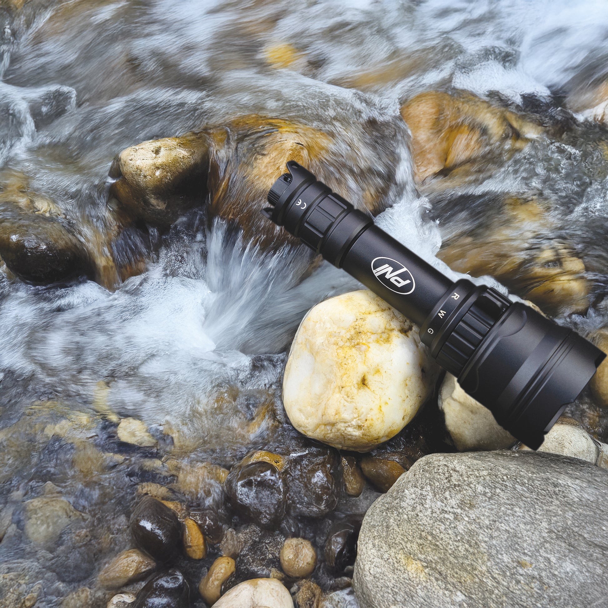 Lanterna PNI Adventure F300 cu LED in 3 culori, alb, rosu, verde, max. 10W, IPX6, distanta 536 m, flux luminos 540 lm, acumulator 18650 3000mAh inclus, incarcator pentru acumulator inclus, functie zoom si dimming