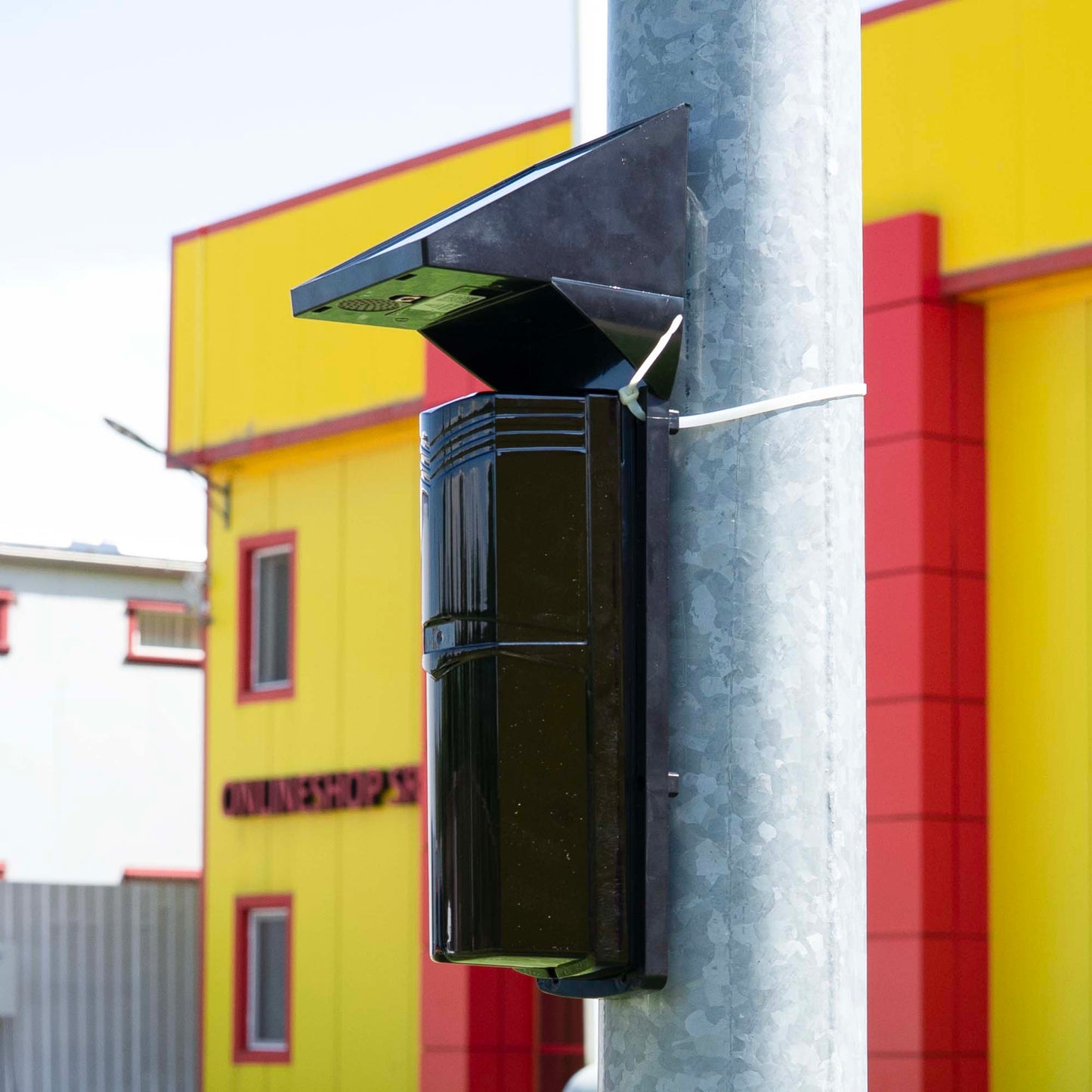 Bariera perimetrala IR PNI BP200S pana la 200m, 3 fascicule IR, alimentare solara, 4000 mAh, conexiune wireless, negru