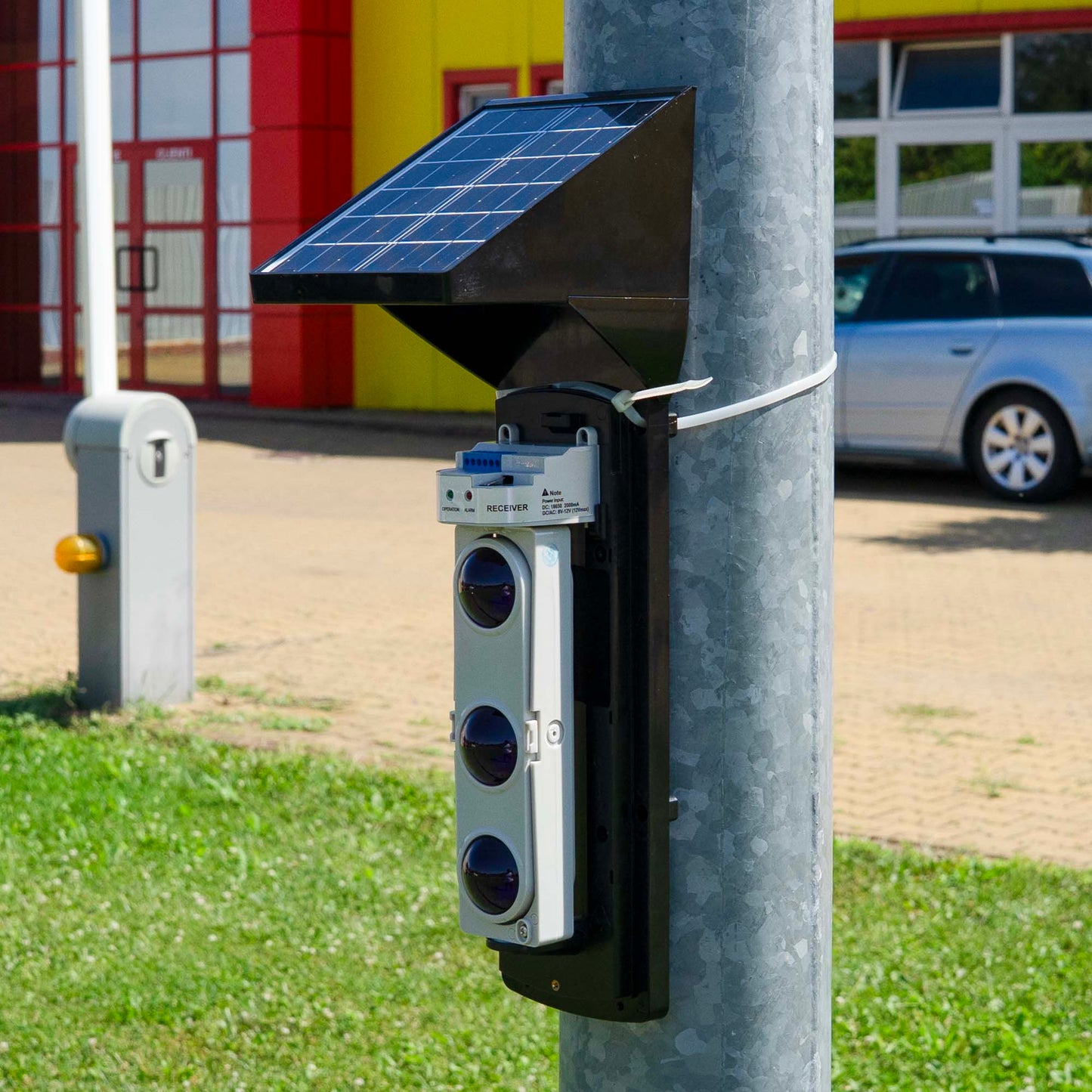 Bariera perimetrala IR PNI BP200S pana la 200m, 3 fascicule IR, alimentare solara, 4000 mAh, conexiune wireless, negru